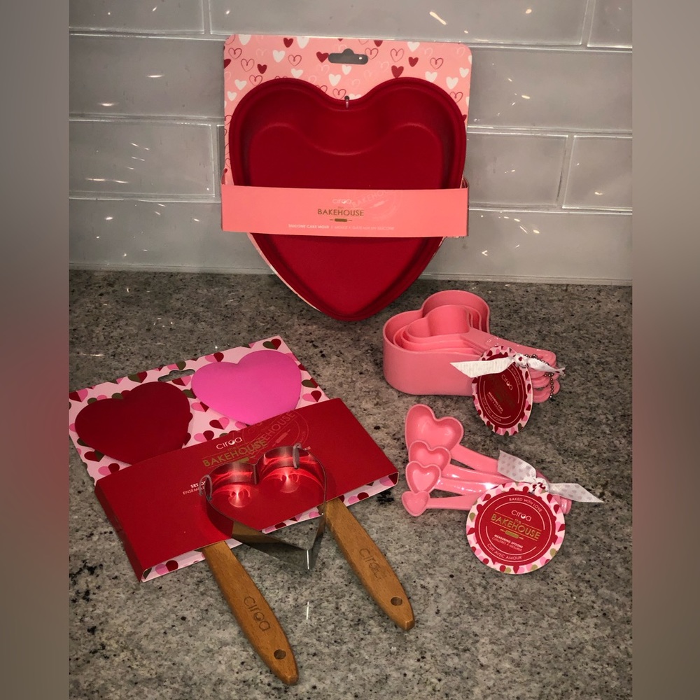 ❤️NWT❤️Ciroa Valentine Cake Pan Spatulas Cookie Cutter & Measuring Cups & Spoons